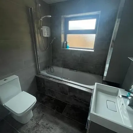 Modern 3 Bed Townhouse Newly Refurbished Free Parking 10 Mins Walk To Town Centre , Hospital And College. Wi-fi , Satellite Tv, Ideal For Couples, Families, Professionals. Non Smoking Premises Holiday home *