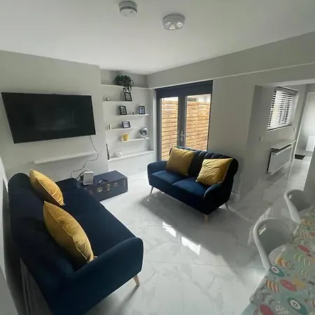 Modern 3 Bed Townhouse Newly Refurbished Free Parking 10 Mins Walk To Town Centre , Hospital And College. Wi-fi , Satellite Tv, Ideal For Couples, Families, Professionals. Non Smoking Premises Holiday home Wexford