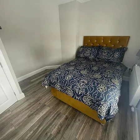 Modern 3 Bed Townhouse Newly Refurbished Free Parking 10 Mins Walk To Town Centre , Hospital And College. Wi-fi , Satellite Tv, Ideal For Couples, Families, Professionals. Non Smoking Premises * Wexford