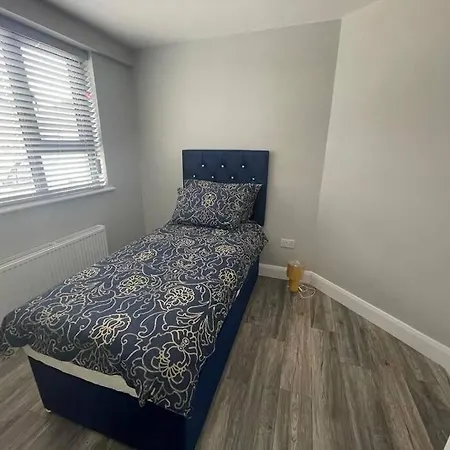 Holiday home Modern 3 Bed Townhouse Newly Refurbished Free Parking 10 Mins Walk To Town Centre , Hospital And College. Wi-fi , Satellite Tv, Ideal For Couples, Families, Professionals. Non Smoking Premises *