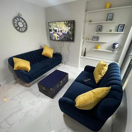 Modern 3 Bed Townhouse Newly Refurbished Free Parking 10 Mins Walk To Town Centre , Hospital And College. Wi-fi , Satellite Tv, Ideal For Couples, Families, Professionals. Non Smoking Premises *