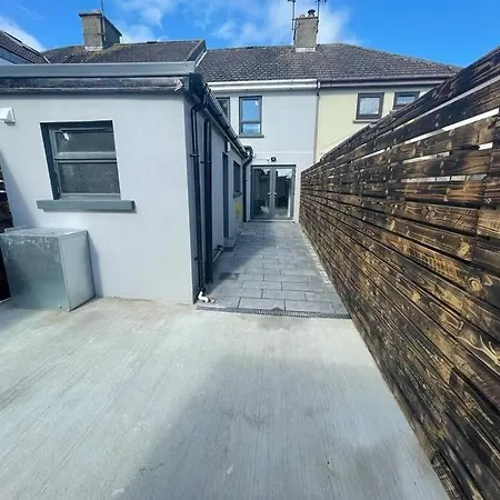 Holiday home Modern 3 Bed Townhouse Newly Refurbished Free Parking 10 Mins Walk To Town Centre , Hospital And College. Wi-fi , Satellite Tv, Ideal For Couples, Families, Professionals. Non Smoking Premises