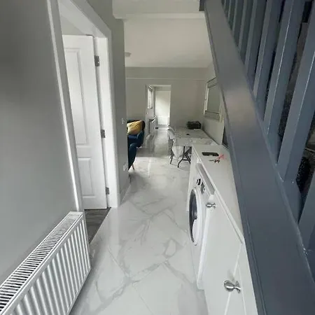 Modern 3 Bed Townhouse Newly Refurbished Free Parking 10 Mins Walk To Town Centre , Hospital And College. Wi-fi , Satellite Tv, Ideal For Couples, Families, Professionals. Non Smoking Premises * Wexford