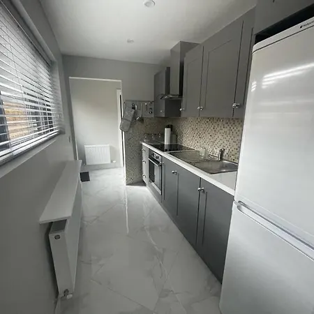 Holiday home Modern 3 Bed Townhouse Newly Refurbished Free Parking 10 Mins Walk To Town Centre , Hospital And College. Wi-fi , Satellite Tv, Ideal For Couples, Families, Professionals. Non Smoking Premises *