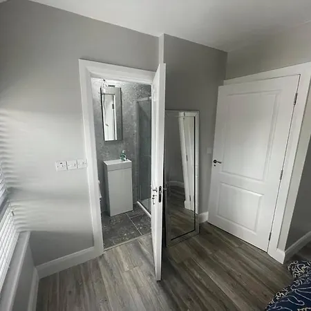 Holiday home Modern 3 Bed Townhouse Newly Refurbished Free Parking 10 Mins Walk To Town Centre , Hospital And College. Wi-fi , Satellite Tv, Ideal For Couples, Families, Professionals. Non Smoking Premises Wexford