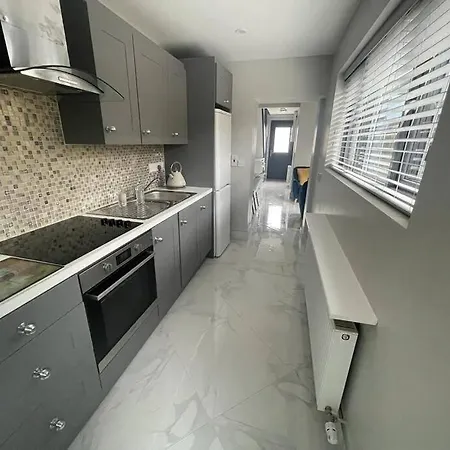 Modern 3 Bed Townhouse Newly Refurbished Free Parking 10 Mins Walk To Town Centre , Hospital And College. Wi-fi , Satellite Tv, Ideal For Couples, Families, Professionals. Non Smoking Premises Holiday home