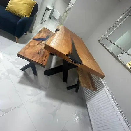 Modern 3 Bed Townhouse Newly Refurbished Free Parking 10 Mins Walk To Town Centre , Hospital And College. Wi-fi , Satellite Tv, Ideal For Couples, Families, Professionals. Non Smoking Premises Wexford