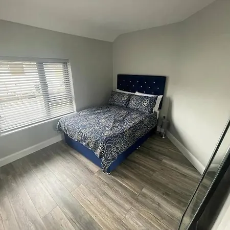 Modern 3 Bed Townhouse Newly Refurbished Free Parking 10 Mins Walk To Town Centre , Hospital And College. Wi-fi , Satellite Tv, Ideal For Couples, Families, Professionals. Non Smoking Premises Holiday home Wexford