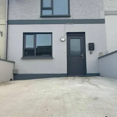 Holiday home Modern 3 Bed Townhouse Newly Refurbished Free Parking 10 Mins Walk To Town Centre , Hospital And College. Wi-fi , Satellite Tv, Ideal For Couples, Families, Professionals. Non Smoking Premises Wexford