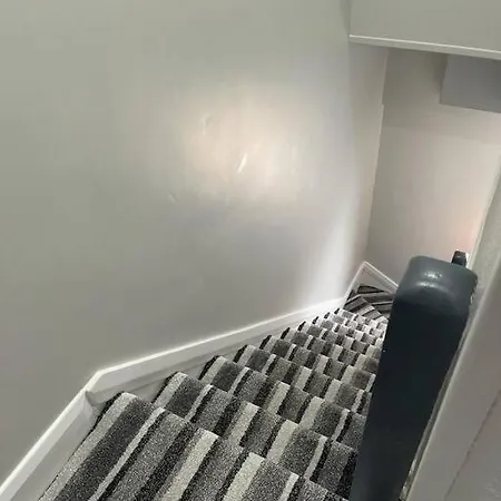 Holiday home Modern 3 Bed Townhouse Newly Refurbished Free Parking 10 Mins Walk To Town Centre , Hospital And College. Wi-fi , Satellite Tv, Ideal For Couples, Families, Professionals. Non Smoking Premises